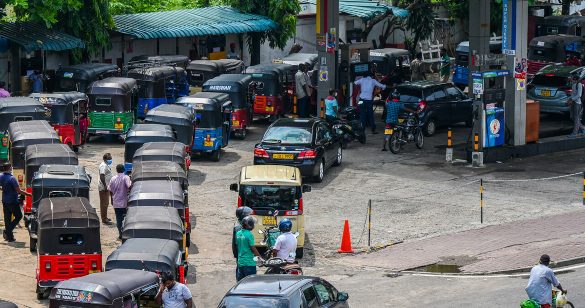 Una larga fila delante de una gasolinera en Colombo, la capital de Sri Lanka.