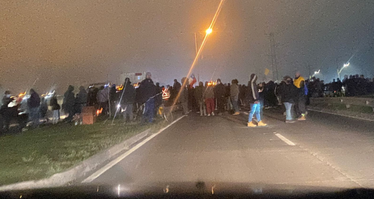 Nueva manifestación de trabajadores subcontratados de Enap en costanera de Hualpén.