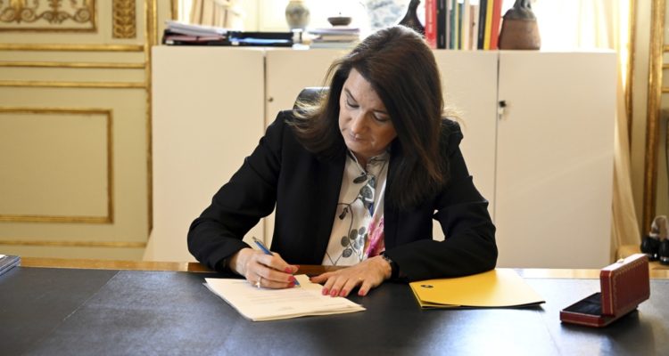 La ministra de Exteriores de Suecia firmando la solicitud de ingreso.