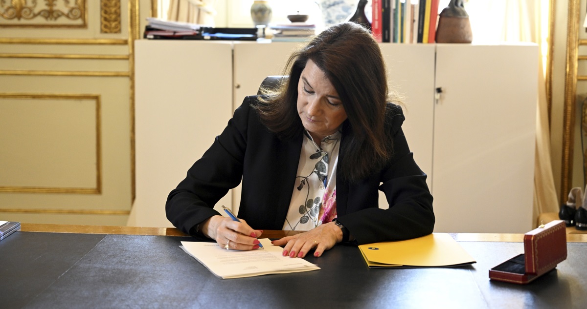La ministra de Exteriores de Suecia firmando la solicitud de ingreso.