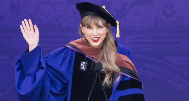 taylor-swift-recibe-doctorado-arenga-graduados-nos-pasaran-cosas-dificiles-nos-recuperaremos