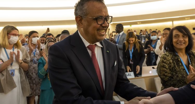 Tedros Adhanom es felicitado por sus pares tras ser reelegido.