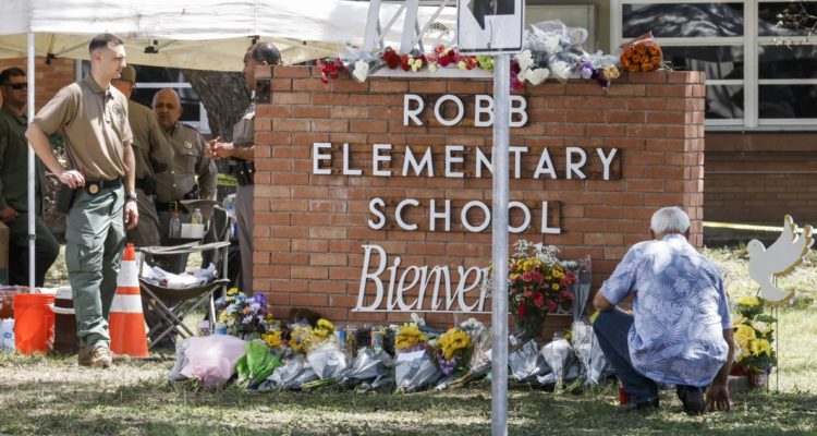 Un memorial fuera de la escuela donde murieron 19 niños y 2 profesoras por un tiroteo, en Uvalde.