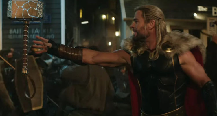 El dios del trueno Thor a punto de recibir el mjölnir en el nuevo trailer de Thor: Love and Thunder.
