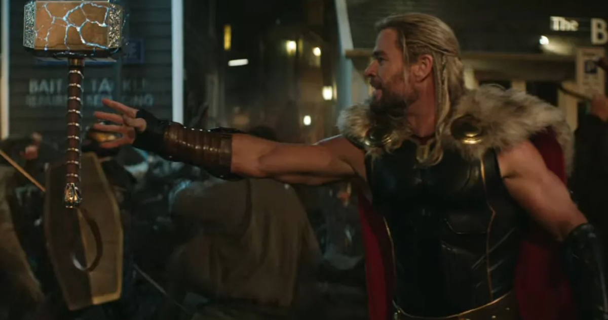 El dios del trueno Thor a punto de recibir el mjölnir en el nuevo trailer de Thor: Love and Thunder.