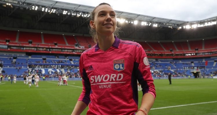 Tiane Endler jugando por Lyon.