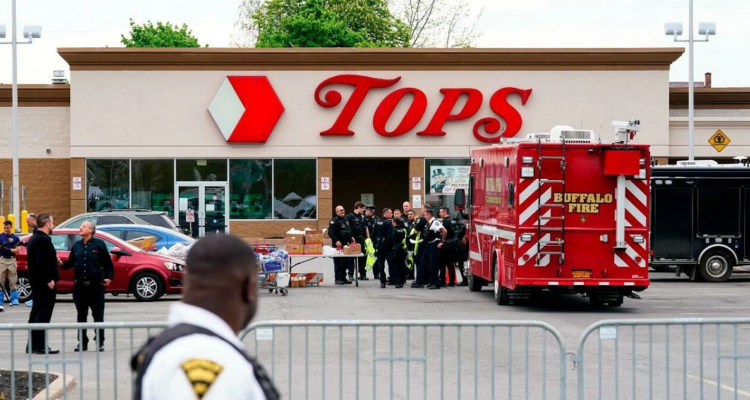 Los investigadores trabajan en la escena de un tiroteo en un supermercado, en Buffalo, Nueva York.