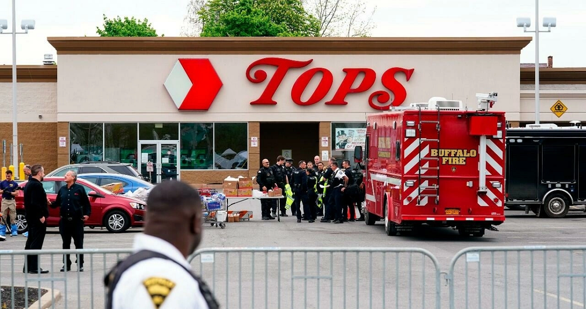 Los investigadores trabajan en la escena de un tiroteo en un supermercado, en Buffalo, Nueva York.
