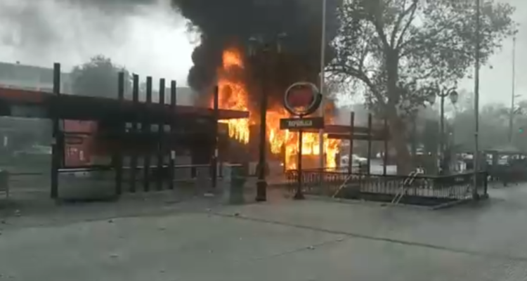 Prenden fuego a bus con cerca de 20 pasajeros en Santiago: lograron escapar