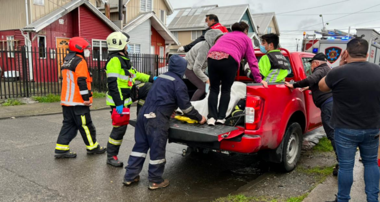 Mujer trasladada en pick up de camioneta