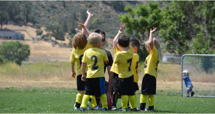 Niños jugando fútbol