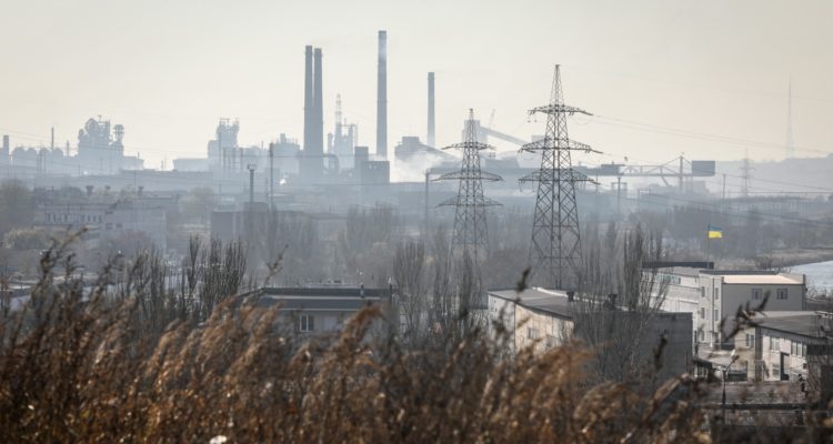 Ucrania denuncia que Rusia volvió a atacar acería de Mariúpol tras evacuación