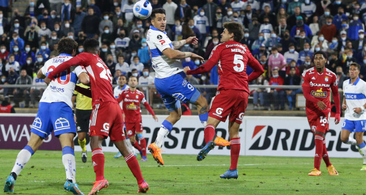 Católica y Sporting Cristal jugando en San Carlos de Apoquindo.