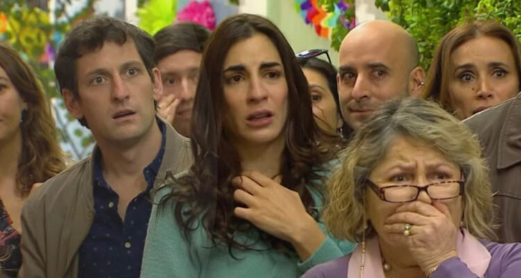 Un grupo de personajes de Verdades Ocultas reaccionando a la exhibición del cuerpo de Eliana. Verdades Ocultas fue multada por segunda vez por el CNTV.