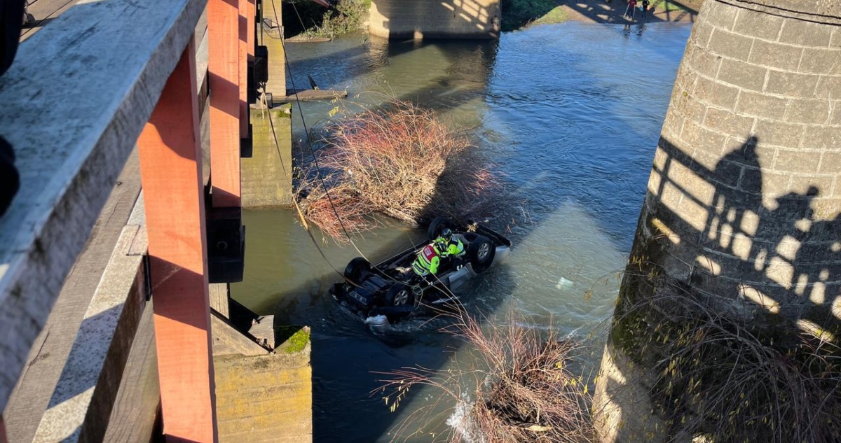 Vehículo cae a río desde puente Malleco