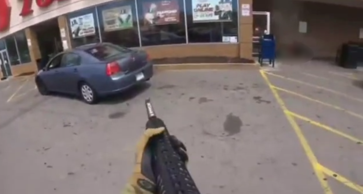 Captura del video en que se ve a Payton Gendron apuntando con su fusil hacia el supermercado.