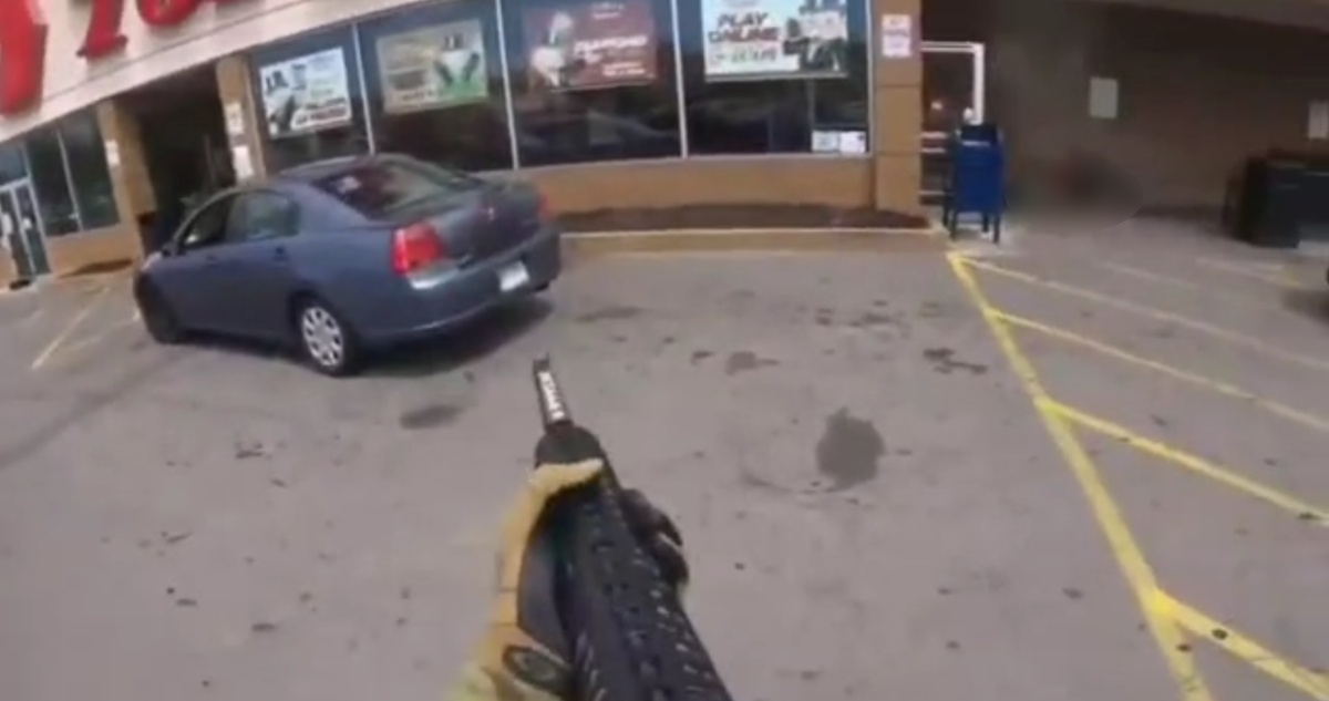 Captura del video en que se ve a Payton Gendron apuntando con su fusil hacia el supermercado.