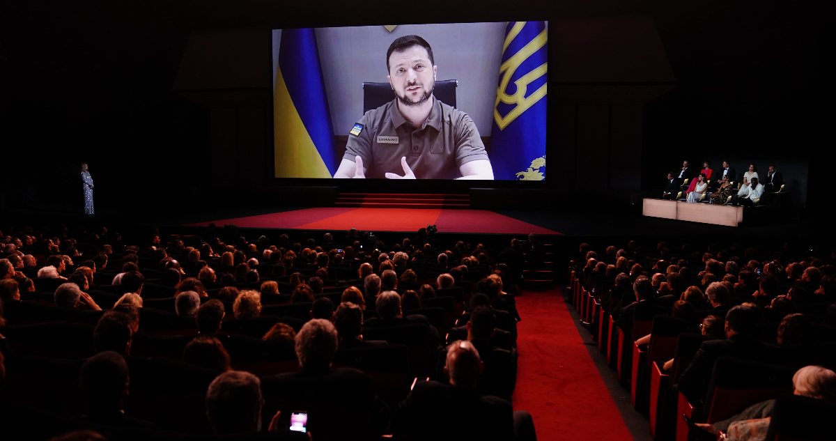 Volodímir Zelenski en medio del teatro donde se realiza el festival de Cannes.