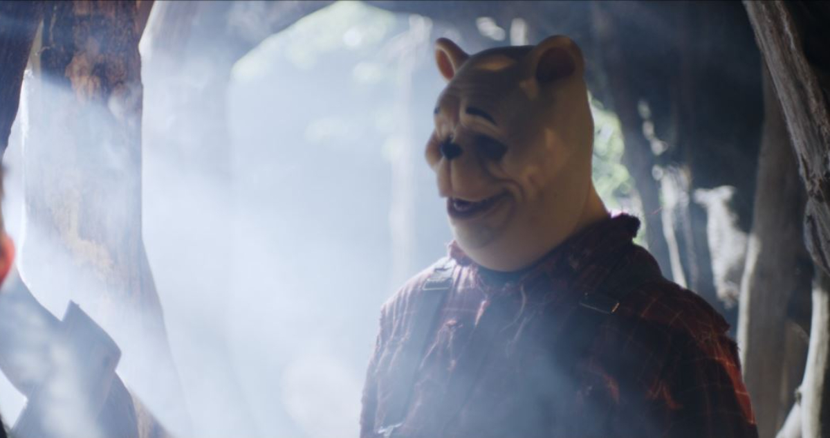 El oso Winnie The Pooh mirando a sus víctimas entre la niebla. El oso acabó teniendo su propia película de terror.