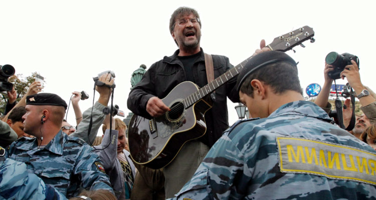 El cantante Yuri Shevchuk cantando rodeado de militares en 2010.