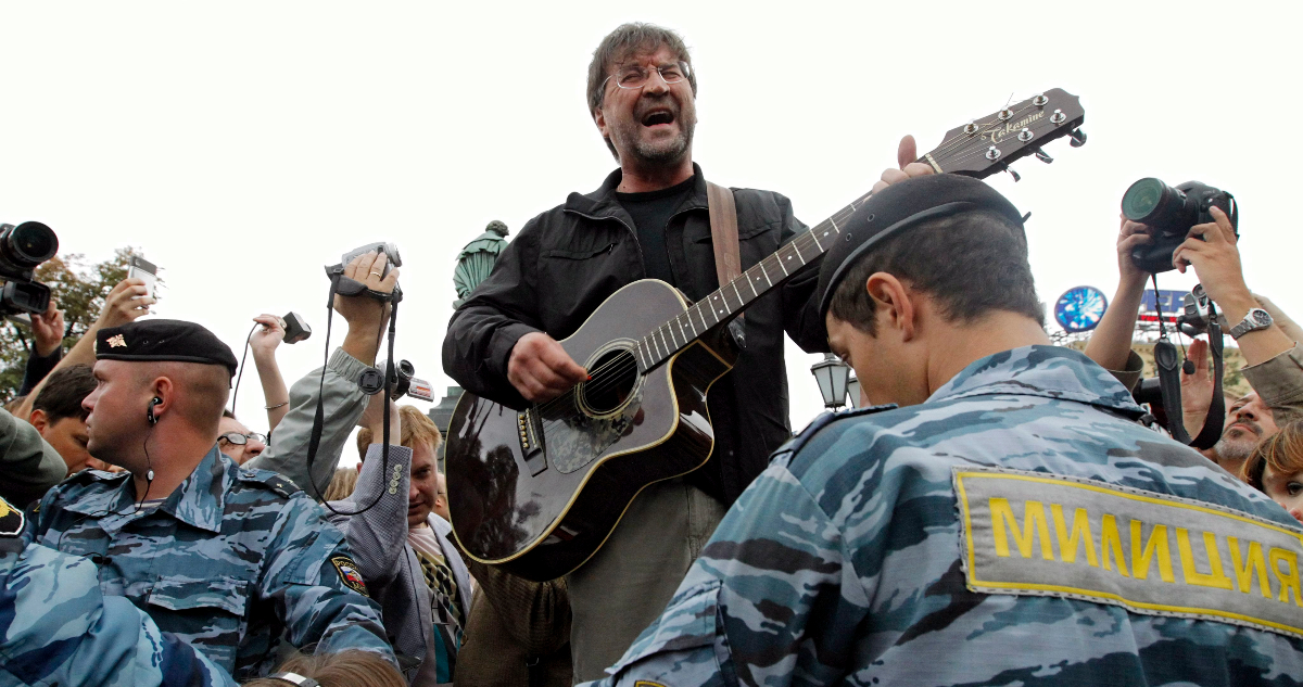 El cantante Yuri Shevchuk cantando rodeado de militares en 2010.