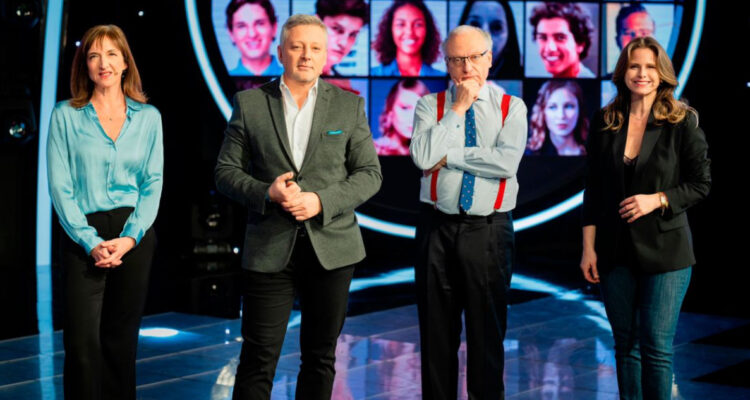 Juan Manuel Astorga junto a los periodistas Soledad Onetto, Tomás Mosciatti y Cony Stipicic. Ese es el panel a cargo del programa 100 Indecisos.