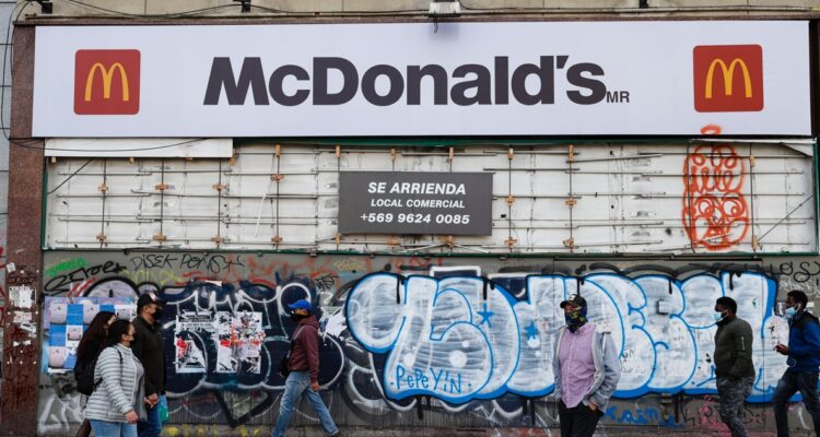 Protestas, pandemia y ambulantes: el camino al abandono del centro de Santiago