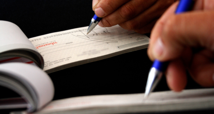 abogado apropia de millones en coronel