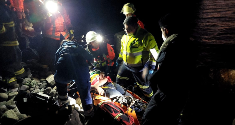 Rescatan a personas que cayeron cerca de 15 metros por acantilado en Puerto Varas.