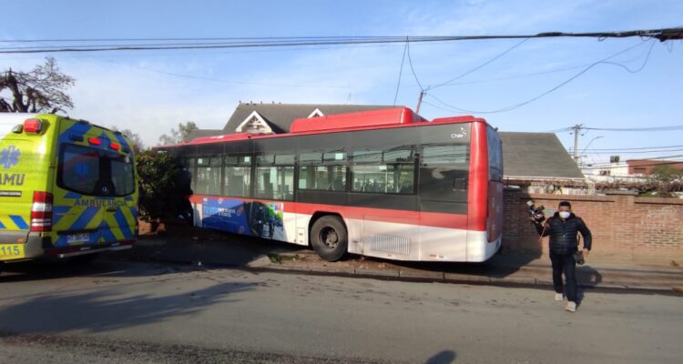 Bus RED chocó contra muro de casa en Maipú