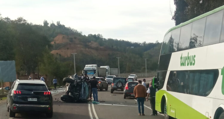Hipótesis preliminar de accidente donde murieron padres en Casablanca apuntan a chofer del automóvil