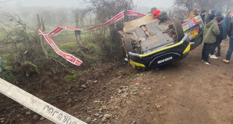 El equipo de Valtor, Bastidas-Guzmán, resultaron sin lesiones, tras el volcamiento de su auto en la ruta Ñuble del Copec RallyMobil.