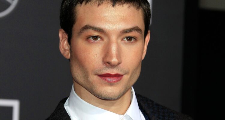 Acusan a Ezra Miller de exponer a 3 niños a armas de fuego y grandes cantidades de humo de cannabis