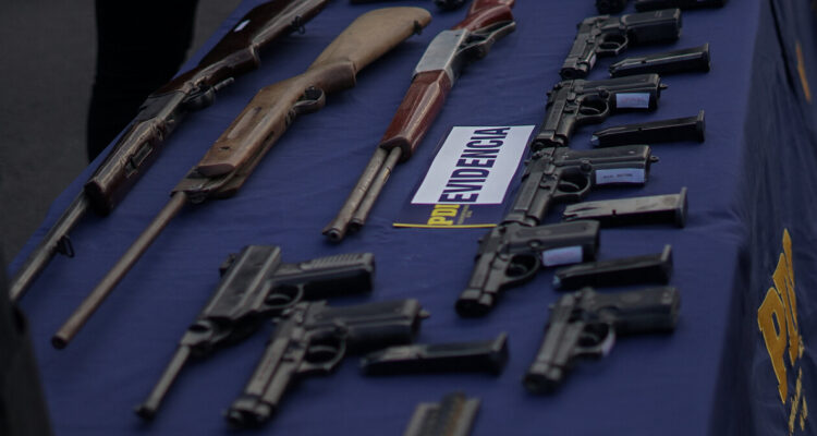 Alcaldes oficialistas de la RM respaldan idea del Gobierno de prohibir armas a civiles