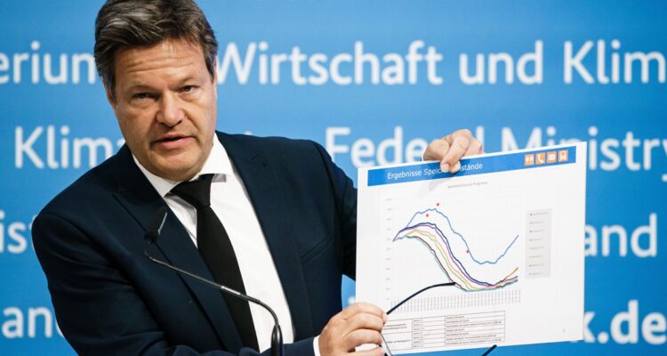 El ministro alemán de Economía presentando un gráfico que ilustra los niveles de las reservas de gas en el país europeo.
