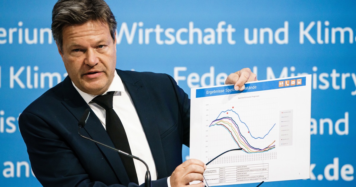 El ministro alemán de Economía presentando un gráfico que ilustra los niveles de las reservas de gas en el país europeo.