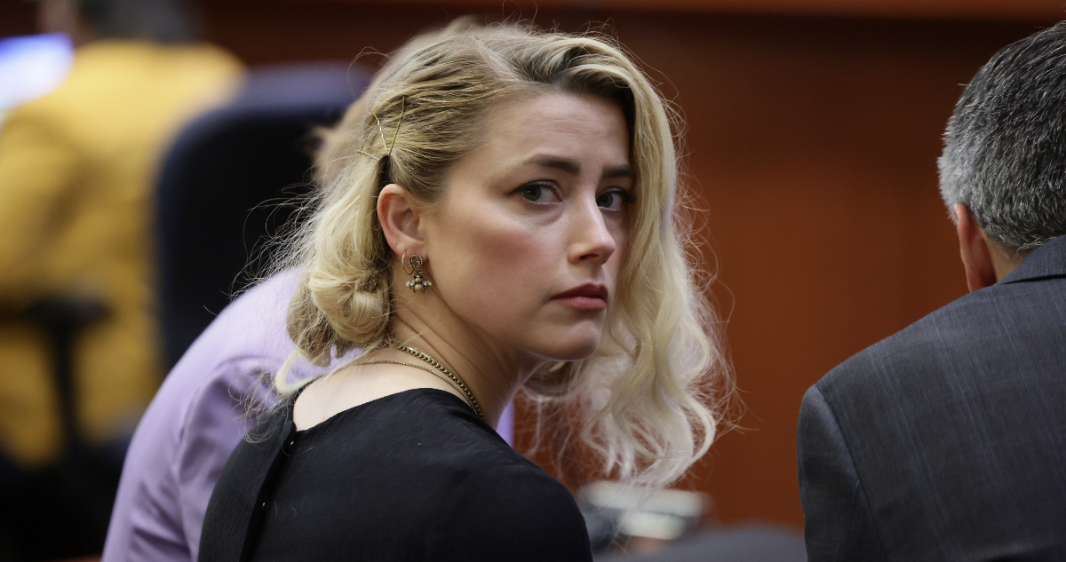 Amber Heard en el veredicto, se ve triste mirando hacia un punto tras de ella.