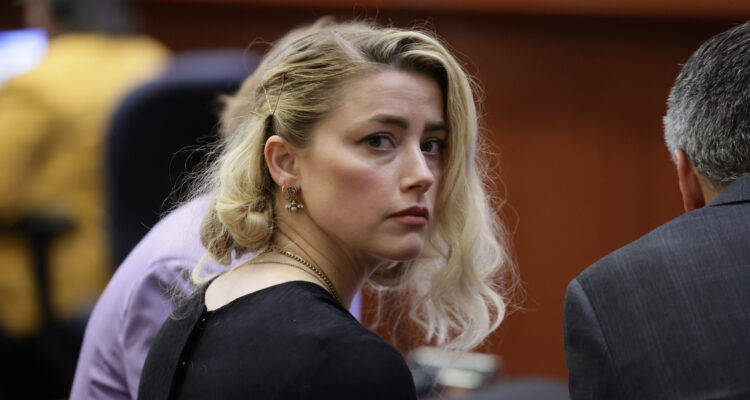 Amber Heard en el veredicto del juicio contra Johnny Depp. La actriz fue demandada por un artículo que escribió en 2018.