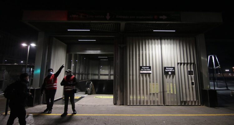 Hombre llegó a estación de Metro apuñalado en un ojo: se encuentra grave