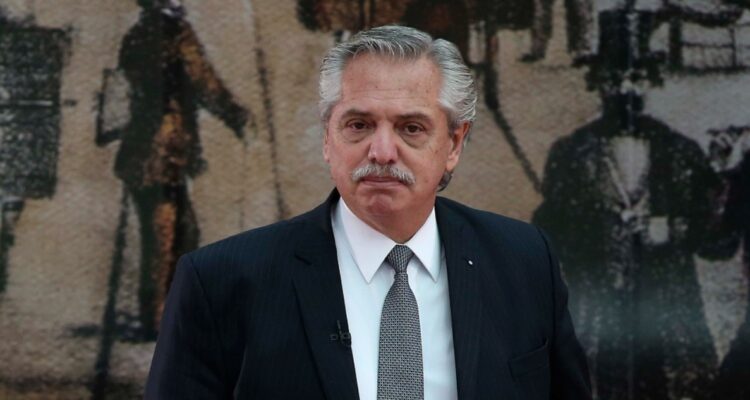 Fernández dice que Argentina tiene pocos dólares porque economía crece mucho y abordó la inflación