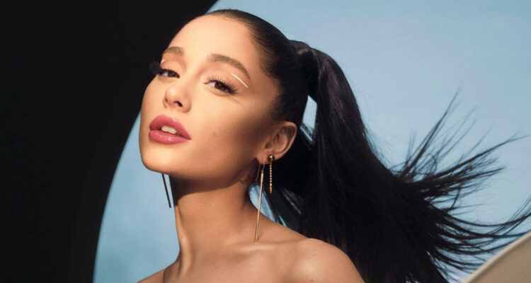 La cantante Ariana Grande entrecierra sus ojos y posa para la cámara.