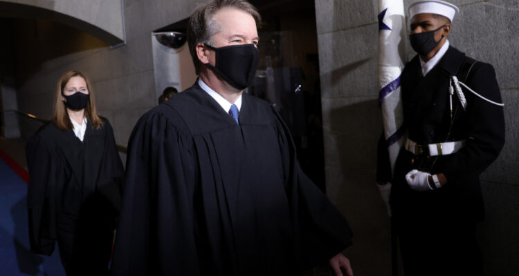 EEUU arrestan a hombre armado merodeando fuera de la casa de juez conservador del Tribunal Supremo