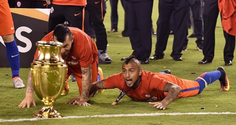 Arturo Vidal celebrando en la Copa América Centanrio.