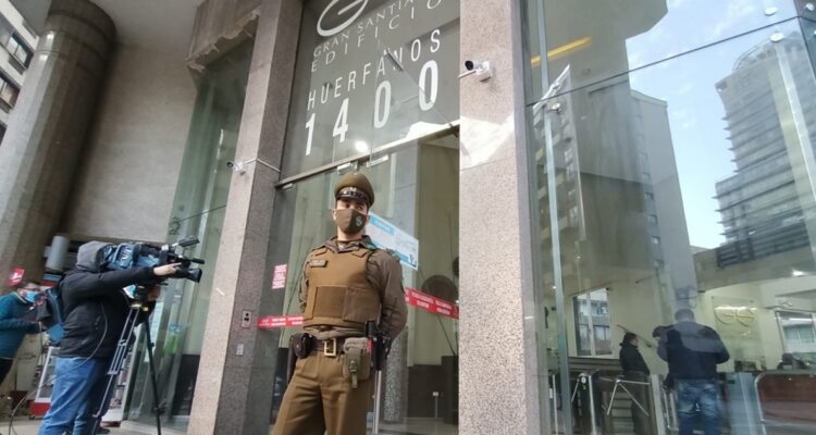 Hombre es asesinado en estacionamiento de edificio en Santiago: autores serían al menos 5 sujetos