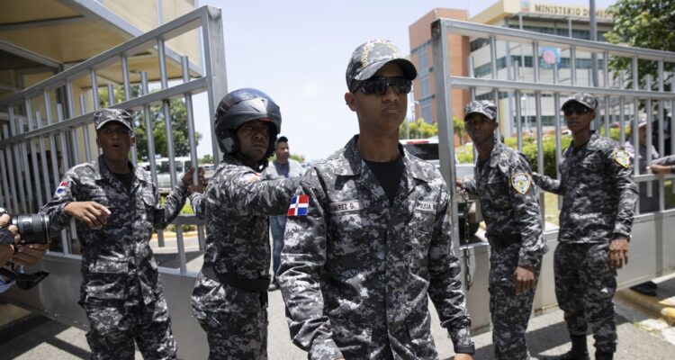 Miembros de las fuerzas de seguridad montan guardia frente al ministerio de Medio Ambiente de República Dominicana, en Santo Domingo.