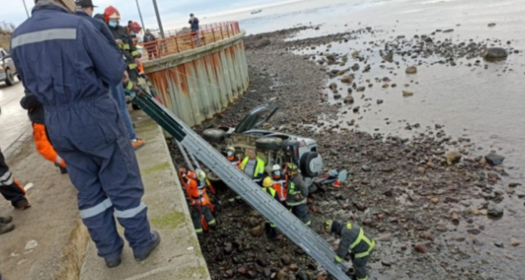 auto desbarrancó y cayó al estrecho de magallanes