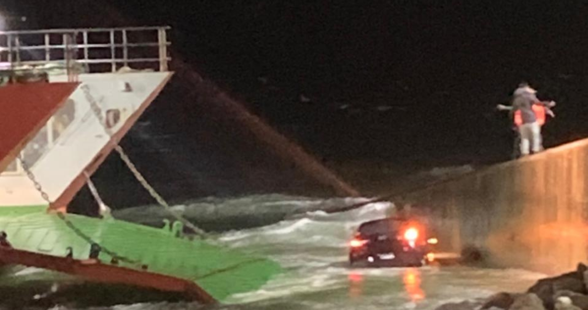 Puerto Montt: fuerte viento terminar por botar al mar a vehículo y su conductora durante desembarco