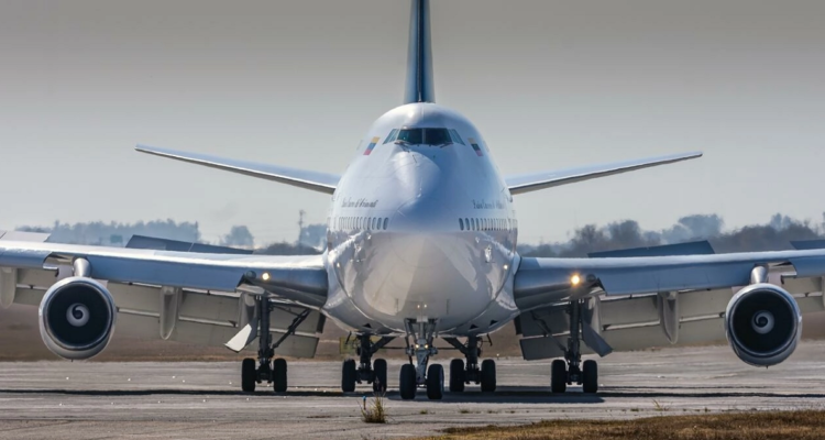 Vista del avión de la empresa Emtrasur con 14 venezolanos y 5 iraníes a bordo.