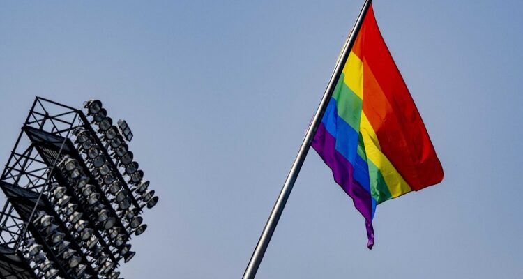 Bandera LGBTI significará cárcel en Catar 2022.