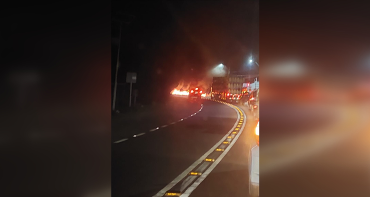 Barricadas en la ruta que une Quintero-Puchuncaví, con Concón.